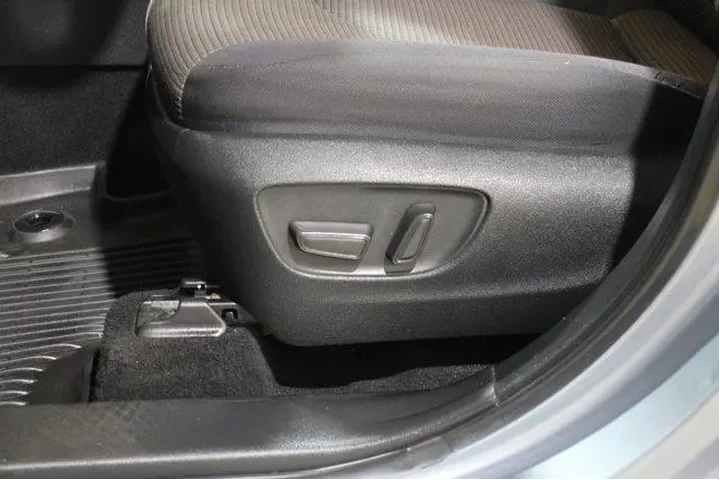 $35896 : Toyota Highlander 2023 LE 4d image 4