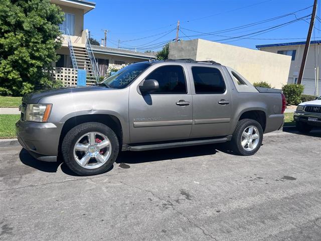 $7000 : 2007 chevrolet Avalanche image 3