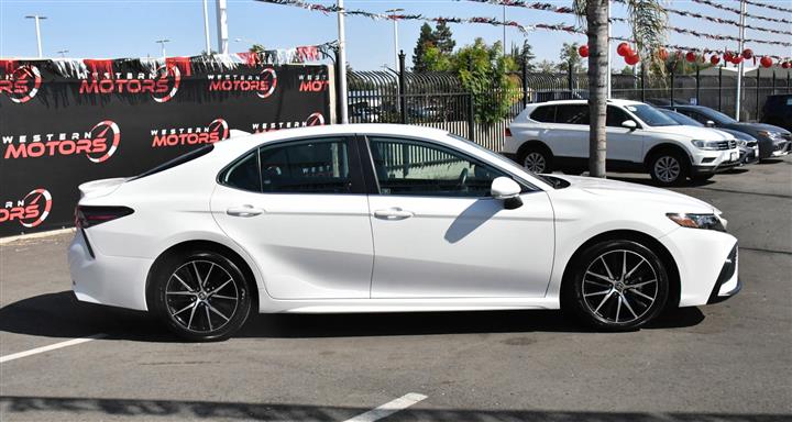 $26998 : Camry SE Sedan 4D image 9