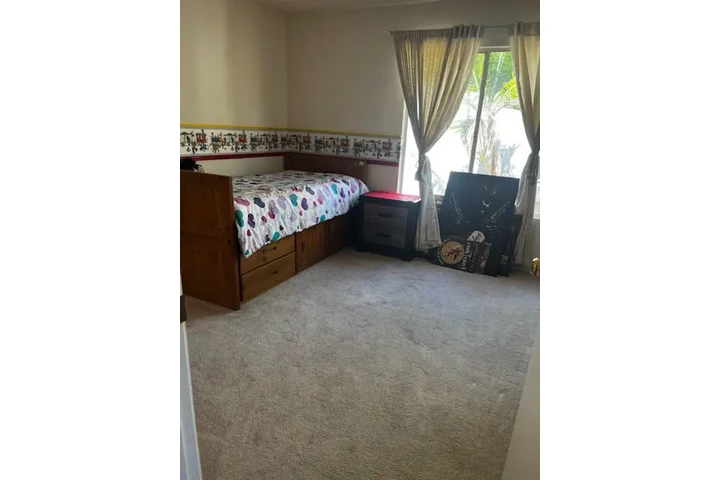 $700 : Una Recamara image 1