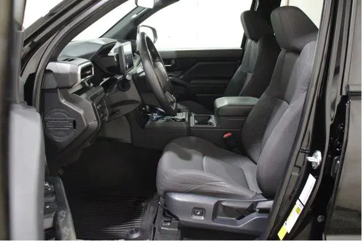 $38998 : Toyota Tacoma 2025 4x4 SR 4d image 3