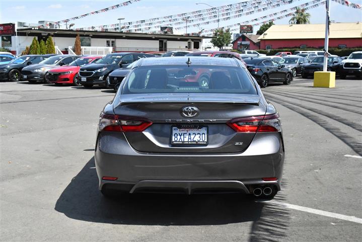 $28988 : Camry SE Sedan 4D image 7