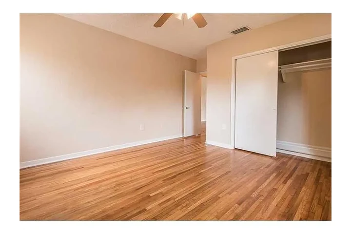 $900 : Freshly painted Great location image 3