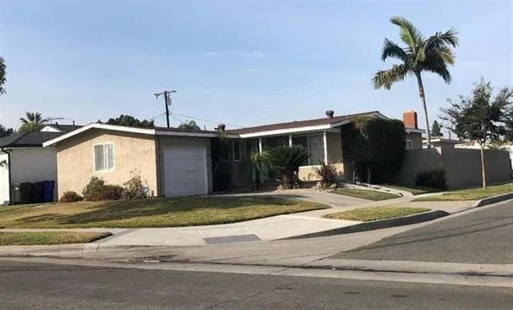 $1250 : Downey - Single Family Home image 1