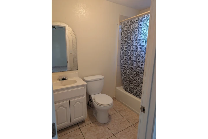 $1200 : Cuarto de renta image 3