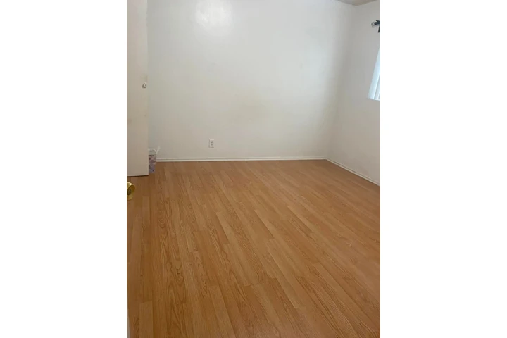 $88888 : Se renta cuarto para mujer image 1