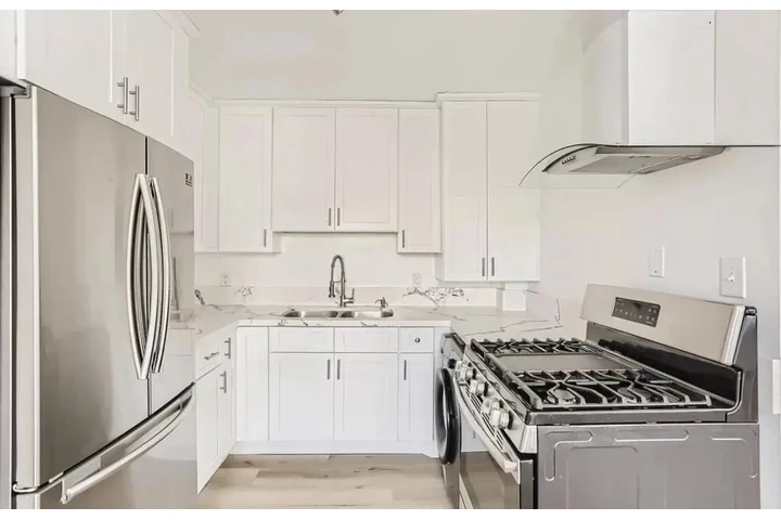 $1570 : 1 Bed 1 Bath Apt in Mid City image 5