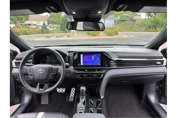 $30500 : Gold Certified2025 Camry Hybr image 4