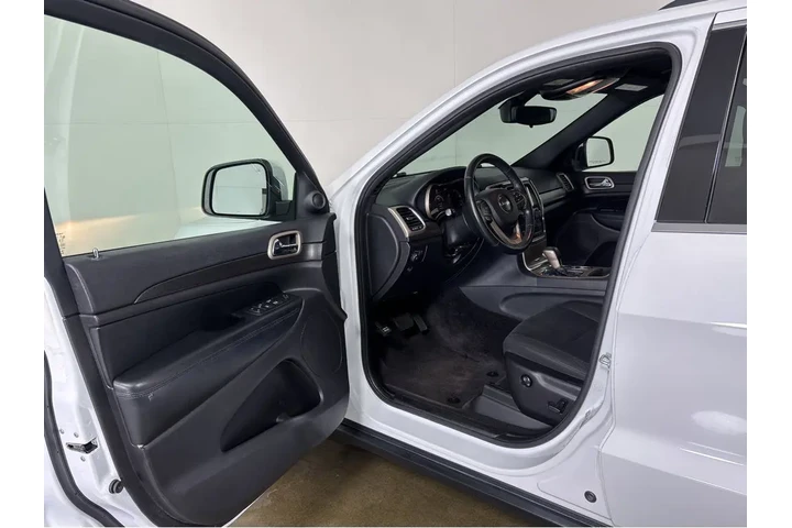 $15000 : 2017 Grand Cherokee Laredo image 2