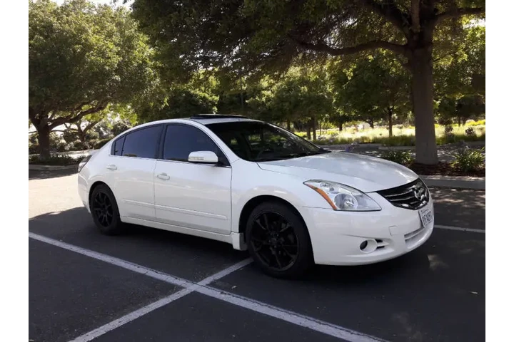 $7700 : 2012 Altima 3.5 SR image 3