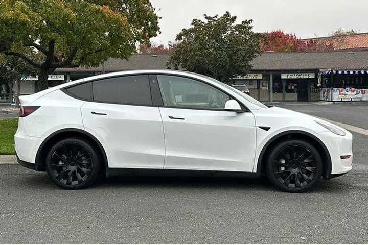 $29683 : Tesla Model Y 2022 AWD Long image 7