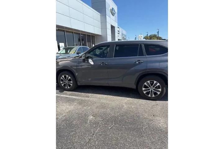 $34231 : Toyota Highlander 2023 L 4dr image 8