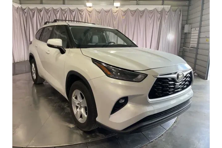 $30299 : Toyota Highlander 2023 LE 4d image 3