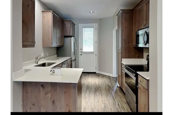 $1045 : 3Bed/2bath image 4