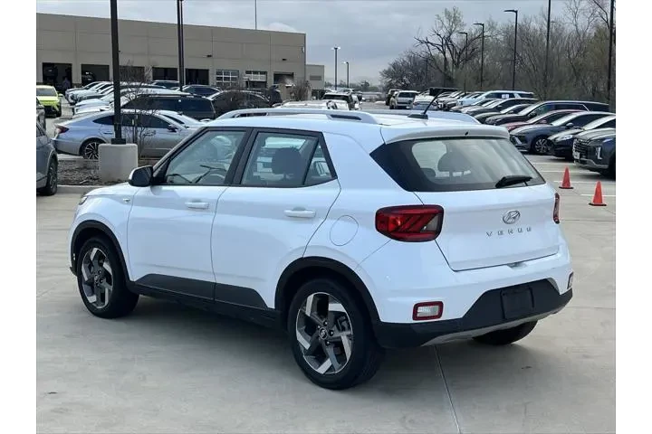 $17499 : Hyundai VENUE 2023 SEL 4dr C image 10