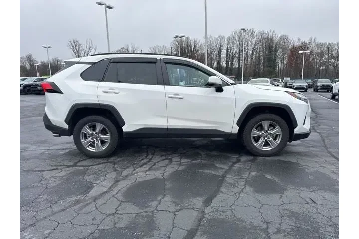 $26153 : Toyota RAV4 2022 XLE 4dr SUV image 4