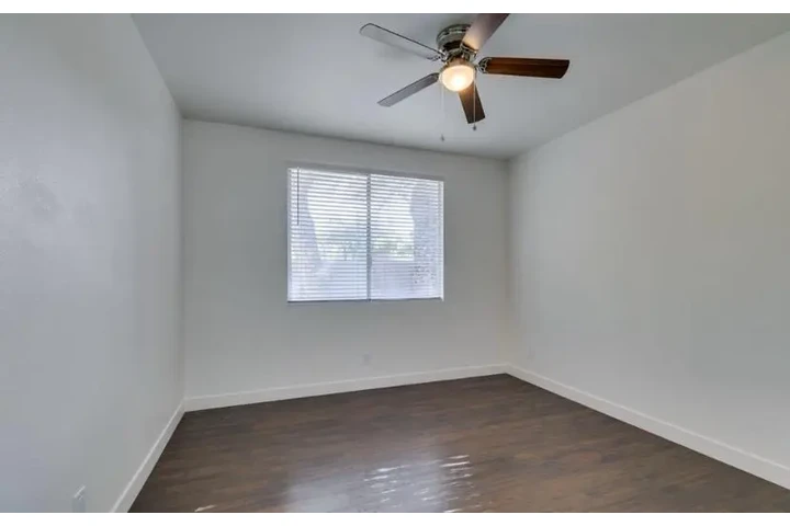 $1600 : 3 Bed 2bath Home in Winchester image 5