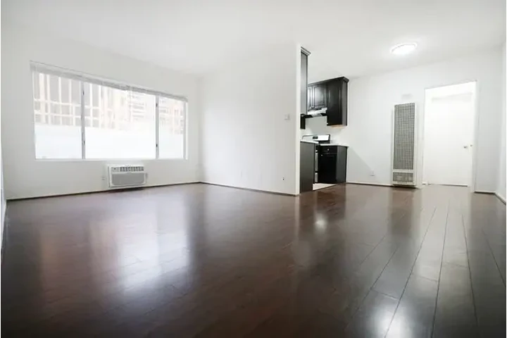 $1075 : 1H/1B amplio + parking inclu. image 3
