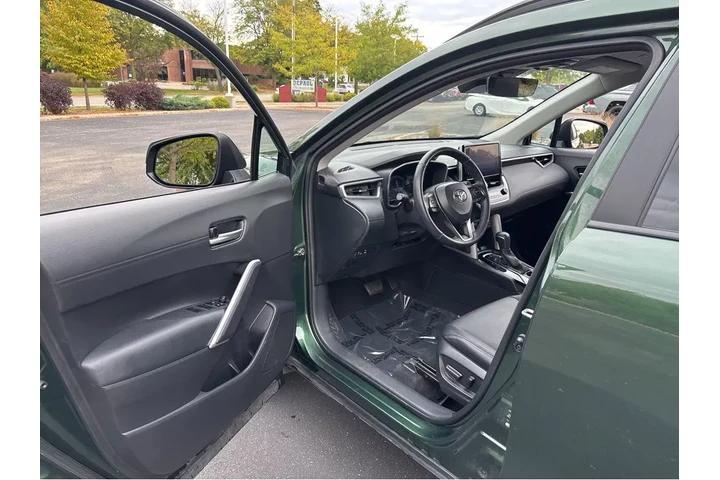 $30000 : Gold Certified2024 Corolla Cr image 2