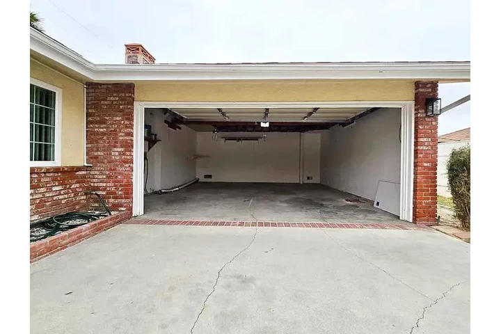 $3200 : Homes with Self-Guided Tours image 8