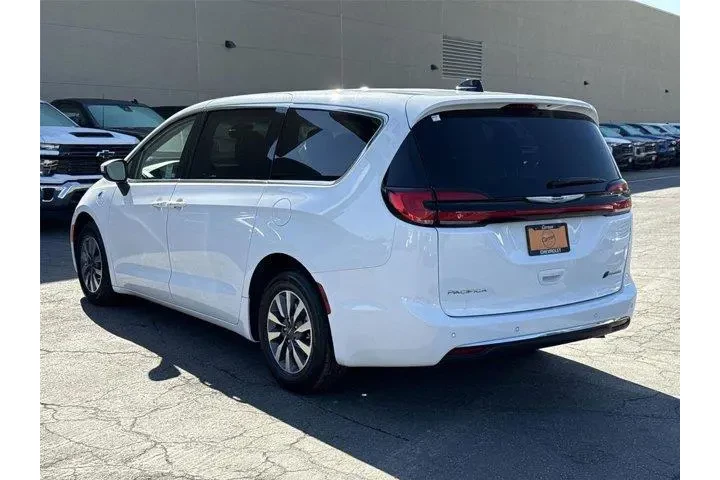 $20500 : Chrysler Pacifica Plug-In Hy image 5