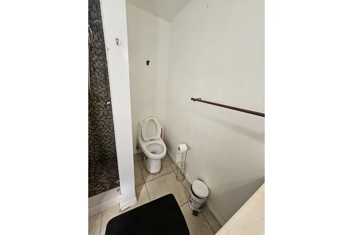 $1200 : Rento cuarto con bano privado image 4