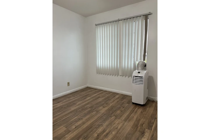 $700 : Rento recámara en maywood ca image 5