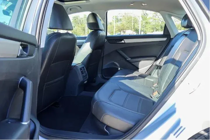 $14994 : Volkswagen Passat 2021 SE 4d image 9