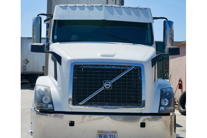 $9500 : 2014 VOLVO VNL PARTES image 2