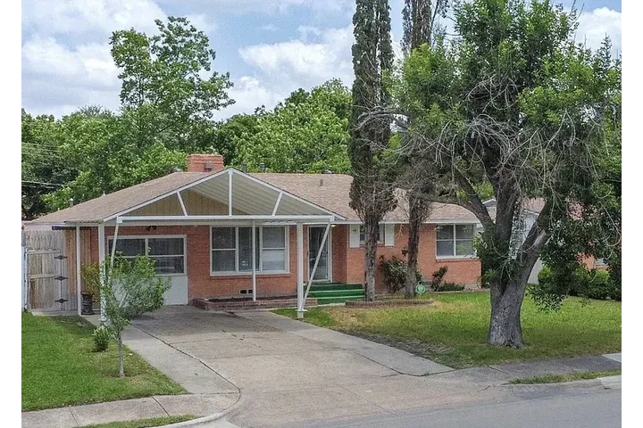 $1350 : HOUSE RENT IN DALLAS TAXES image 1