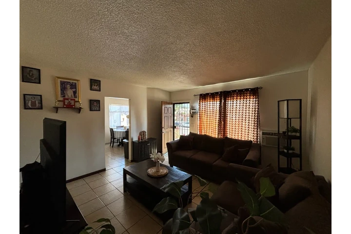 $2300 : HUNTINGTON PARK RENTO APTO. image 2