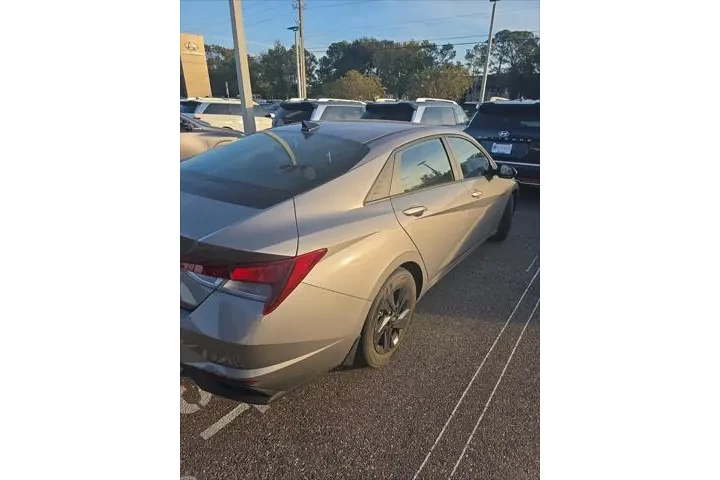 $20642 : Hyundai ELANTRA 2023 SEL 4dr image 9