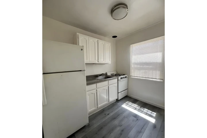 $1295 : Studio • Renta $1295 image 2