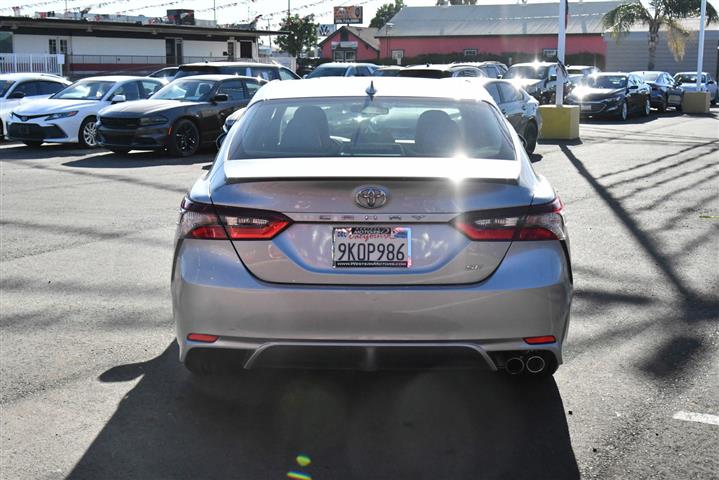 $24985 : Camry SE Sedan 4D image 7