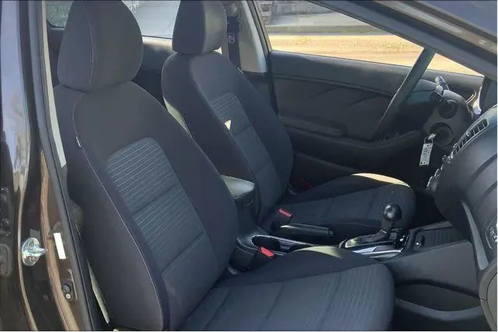 $11985 : Kia Forte 2017 S 4dr Sedan image 4
