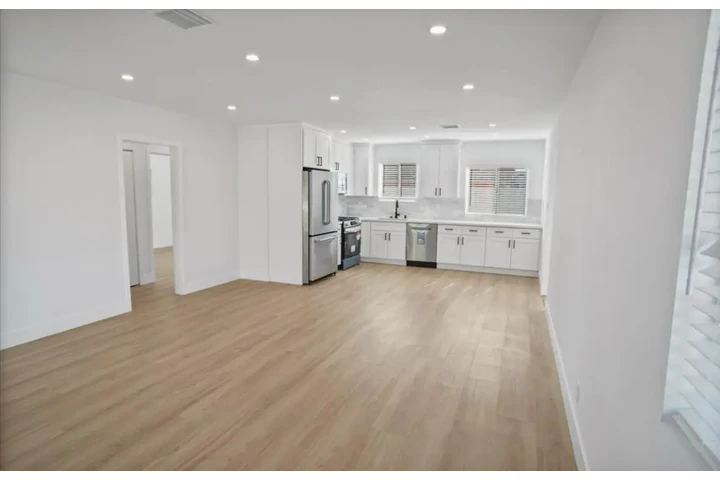 $2500 : 3 Bedroom Home In Los Angeles image 2