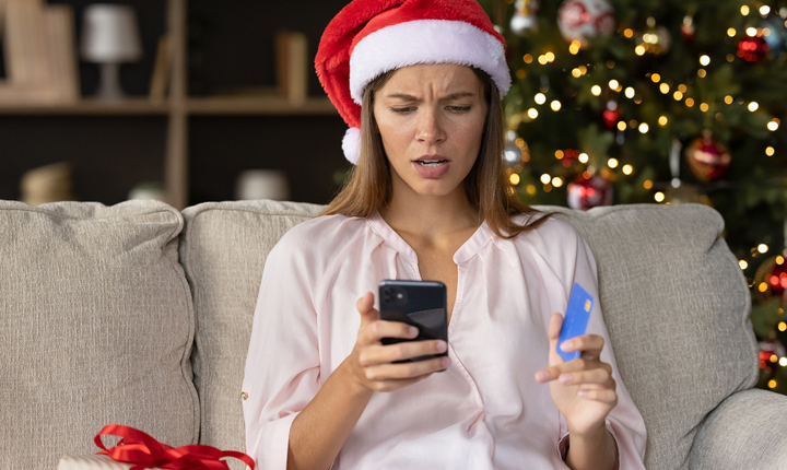 Mujer comprando por teléfono