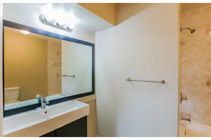 $2500 : 3 bedroom home in Miami image 7