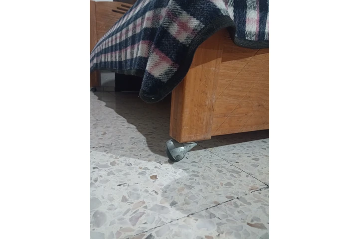 $2 : Cama individual de madera image 1