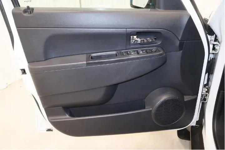 $10000 : Jeep Liberty 2012 4x4 Sport image 7