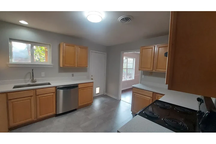 $1575 : Modern 2BD 1BT available image 4