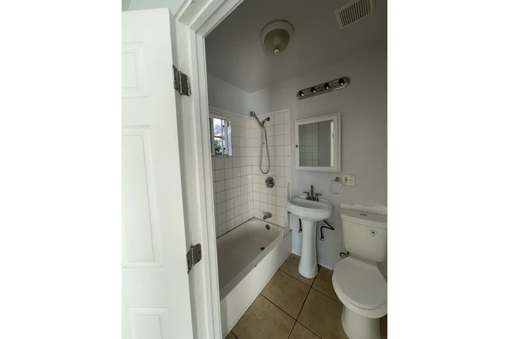 $950 : Cuarto de renta image 5