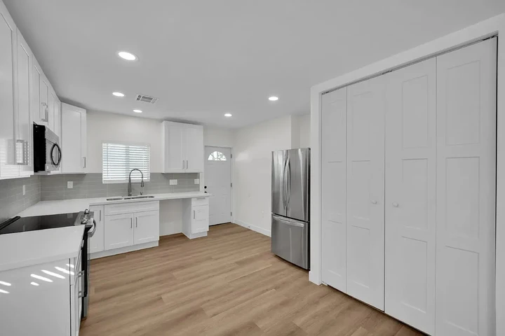 $980 : updated charming 2-bath home image 5