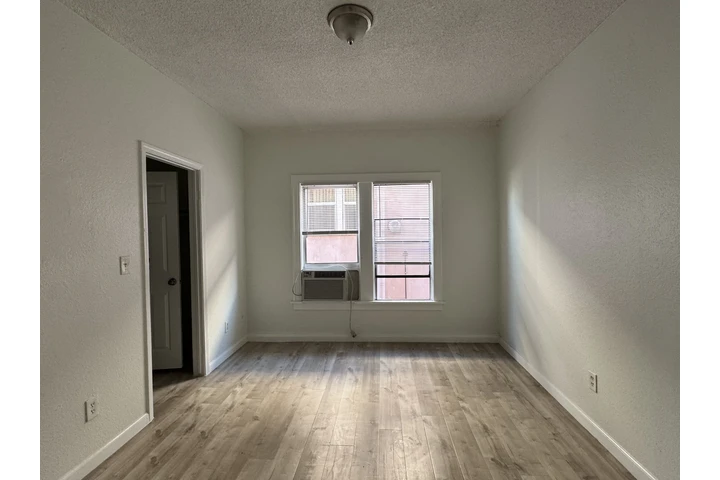 $1400 : 3051 Leeward/Single /Noparking image 1