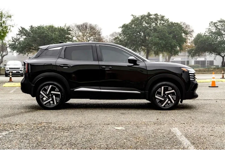 $24599 : Nissan Kicks 2025 SV 4dr Cro image 4