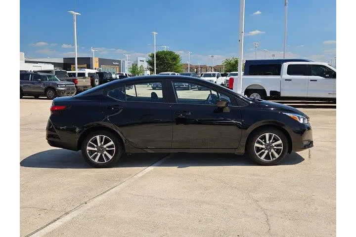 $16537 : Nissan Versa 2024 SV 4dr Sed image 2
