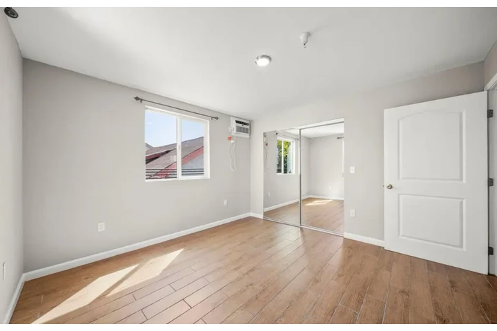$1950 : 2 Bedroom Apt In Koreatown, LA image 8