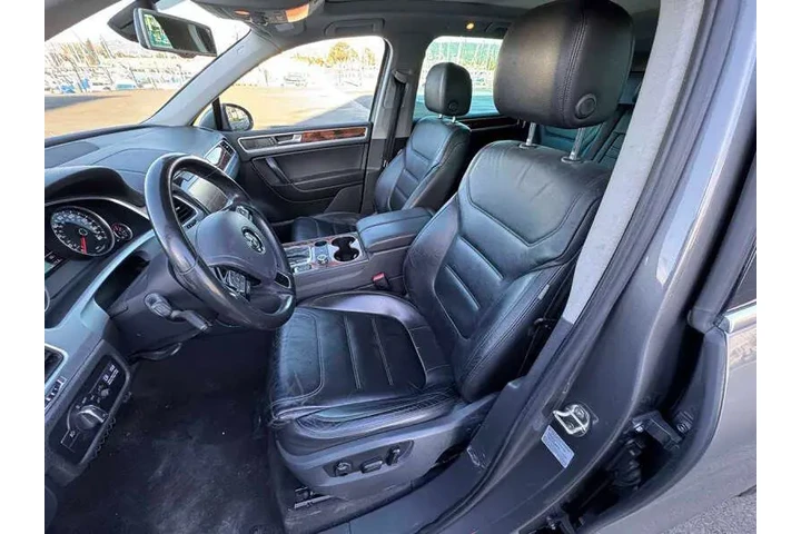 $12988 : 2012 Touareg Lux image 9