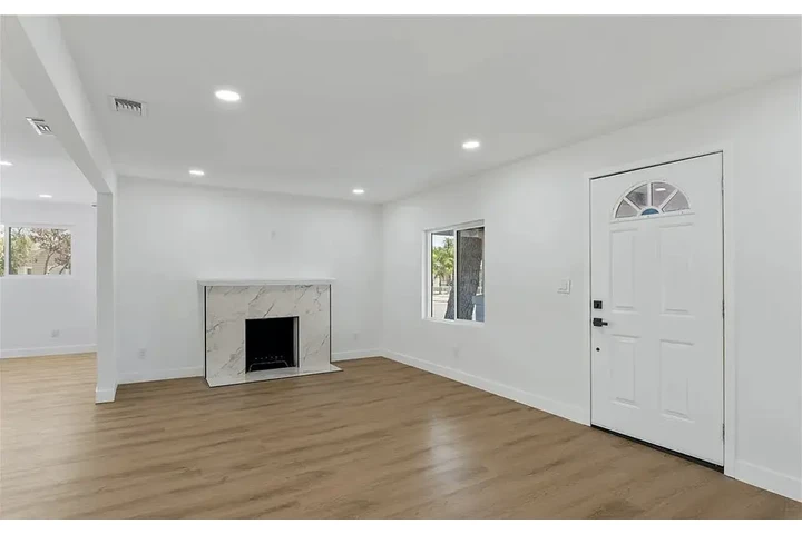 $1250 : Cute home rent. Feliz Navidad image 1