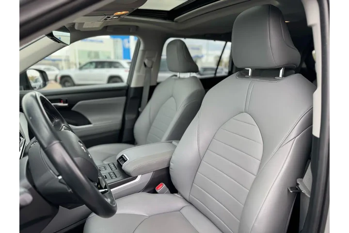 $33965 : Toyota Highlander 2021 AWD X image 4